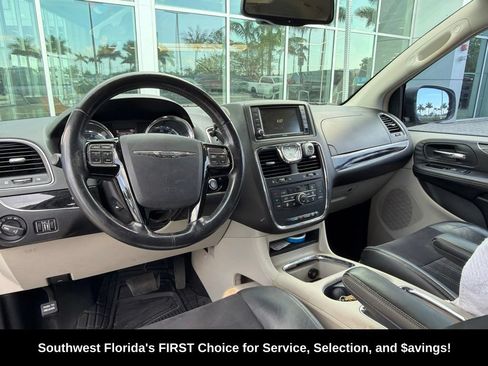 Used 2014 Chrysler Town & Country Touring-L FWD image 2