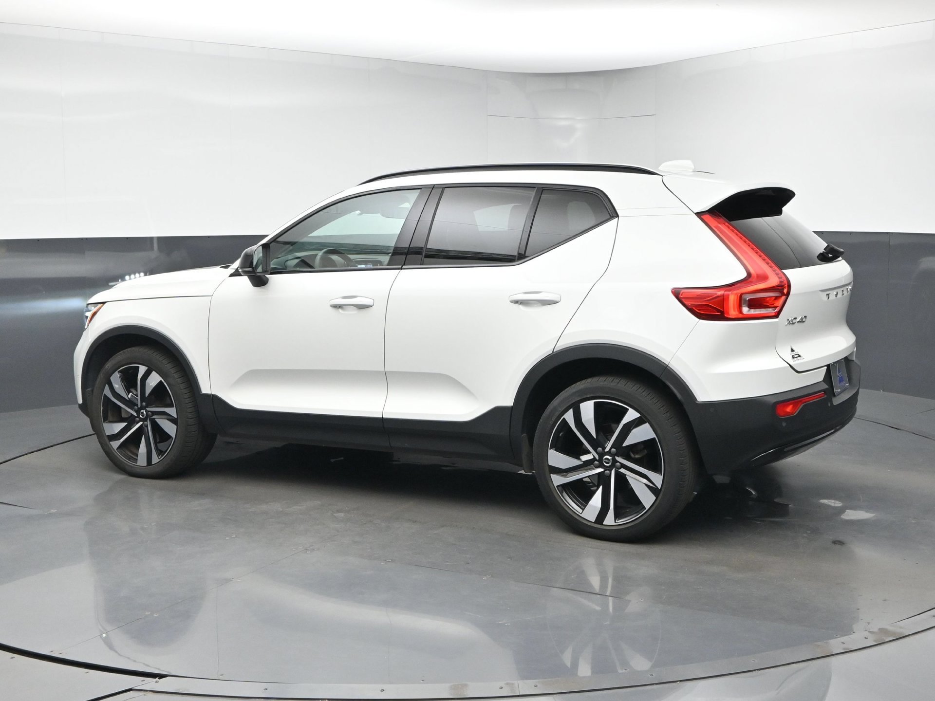 Used 2024 Volvo XC40 B5 Ultimate w/ Protection Package Premier AWD/4WD image 6