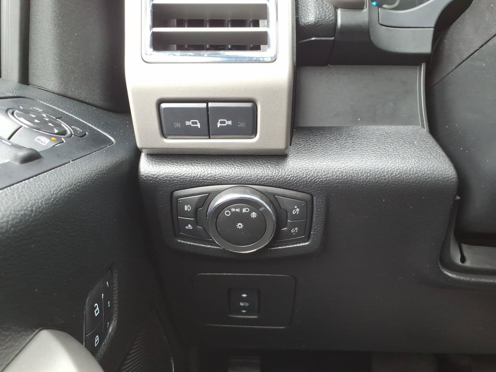 Used 2015 Ford F150 Lariat w/ Equipment Group 502A Luxury AWD/4WD image 14