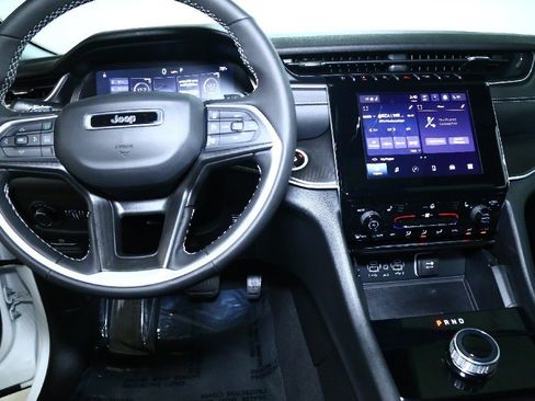 Used 2025 Jeep Grand Cherokee Altitude image 28