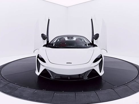 Used 2024 McLaren Artura RWD image 27