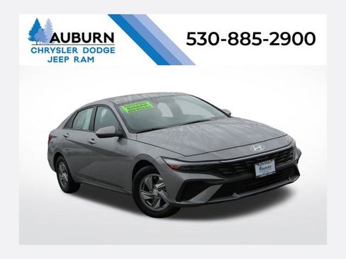 Used 2025 Hyundai Elantra SE image 1