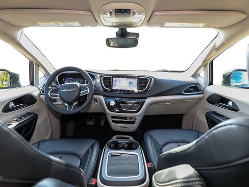 Used 2024 Chrysler Pacifica Touring-L image 24