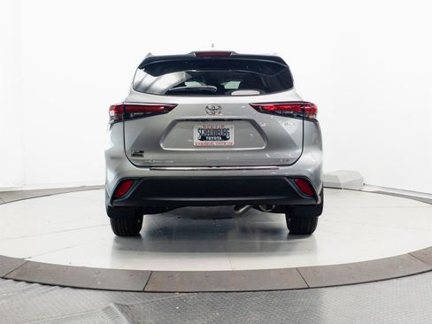 Certified 2025 Toyota Highlander XLE AWD/4WD image 11