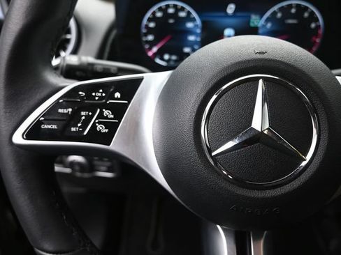Used 2025 Mercedes-Benz GLB 250 image 15
