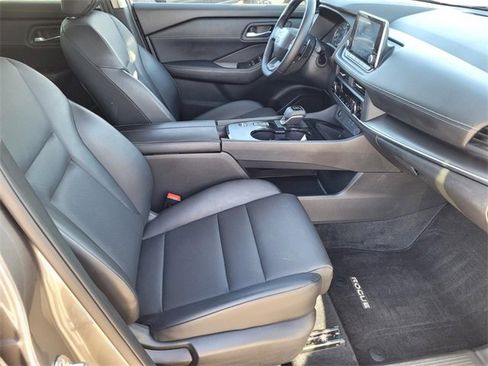 Used 2025 Nissan Rogue SV w/ SV Premium Package image 9