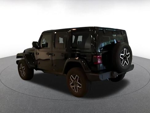 Used 2025 Jeep Wrangler Unlimited Sahara AWD/4WD image 4