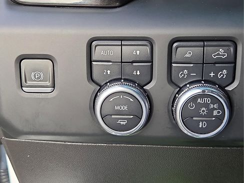 Used 2024 GMC Sierra 2500 AT4 image 20