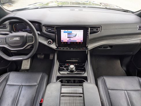 Certified 2024 Jeep Wagoneer L Series II w/ Flexible Seating Group image 13