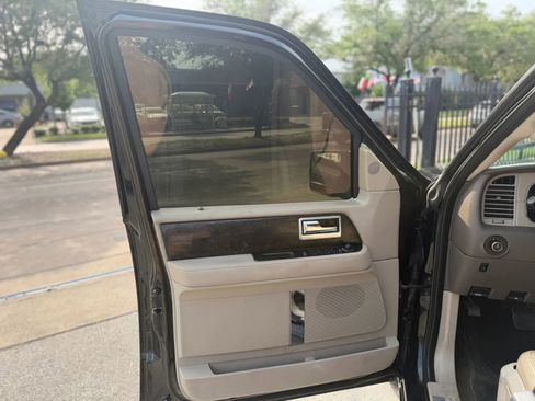 Used 2015 Lincoln Navigator 4WD image 6