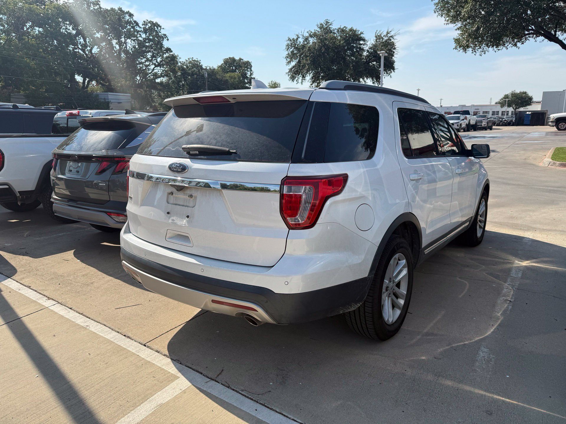 Used 2017 Ford Explorer XLT FWD image 4