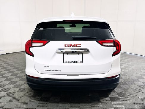Used 2024 GMC Terrain SLE FWD image 4
