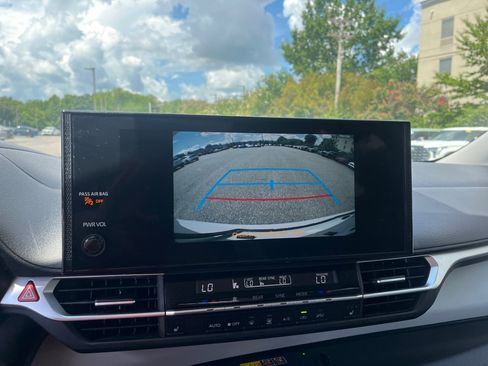 Used 2025 Toyota Sienna XLE FWD image 22