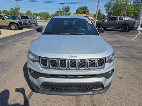 Used 2024 Jeep Compass Latitude AWD/4WD image 2
