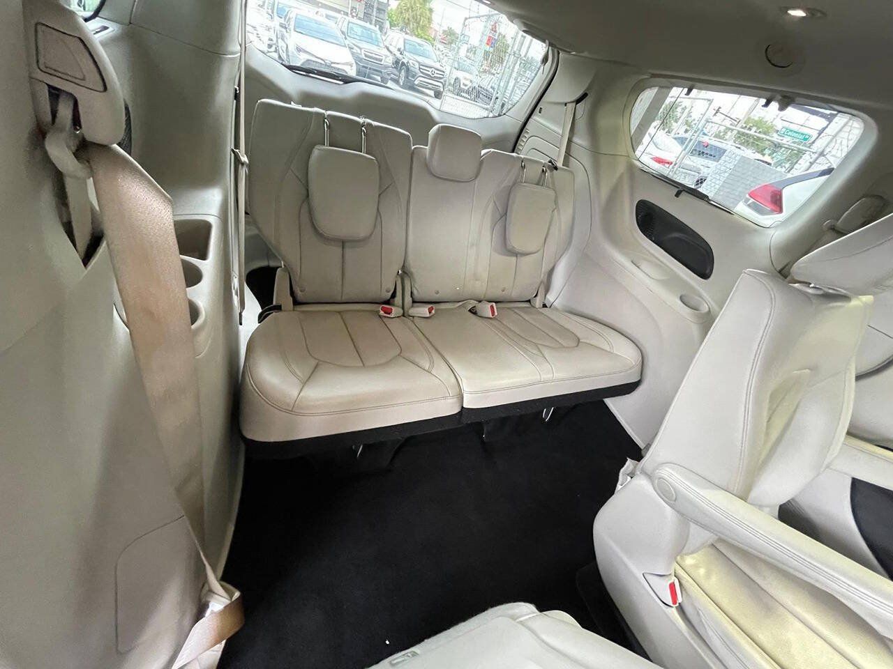 Used 2021 Chrysler Pacifica Touring-L FWD image 11
