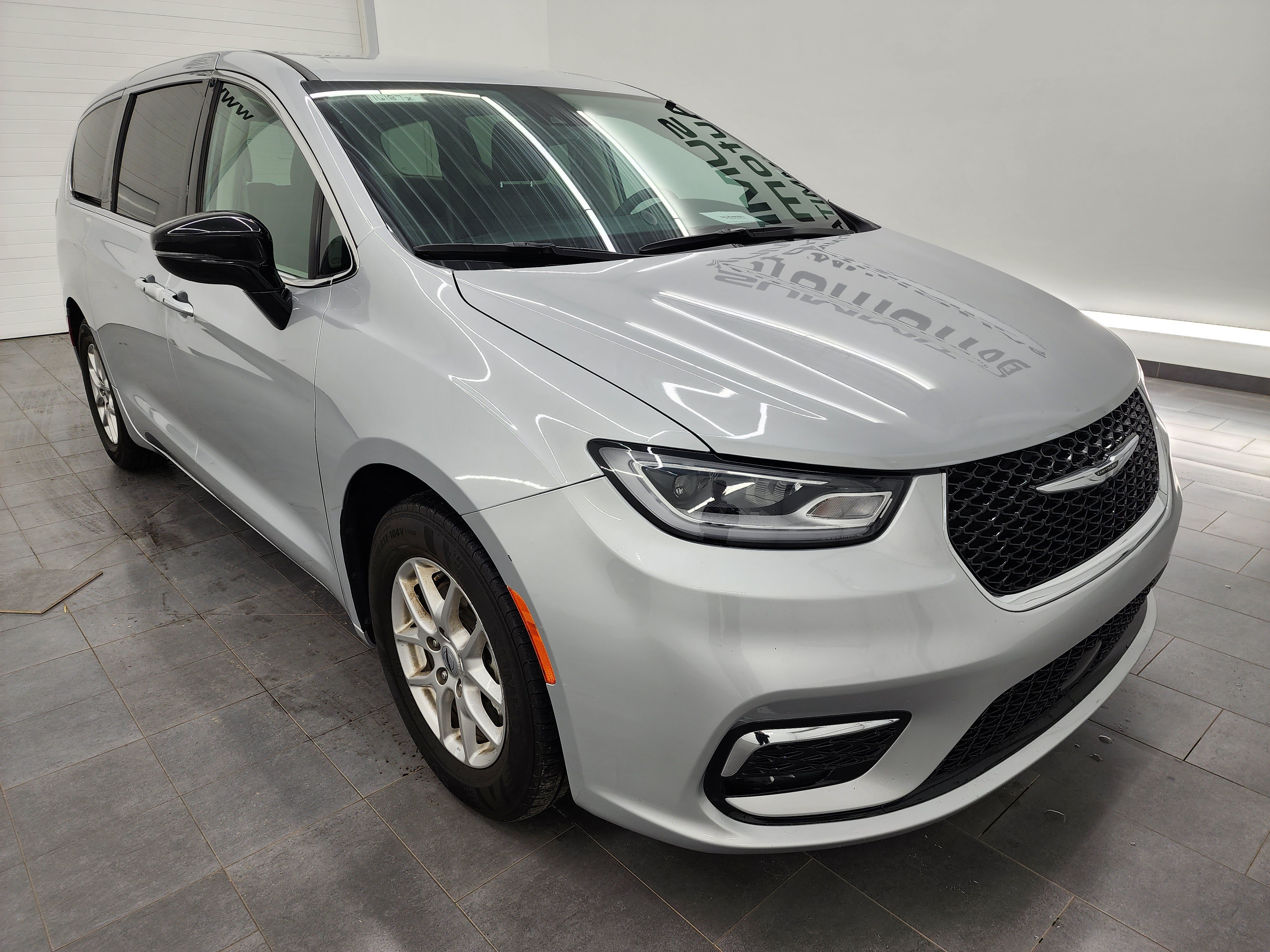 Used 2024 Chrysler Pacifica Touring-L FWD image 2
