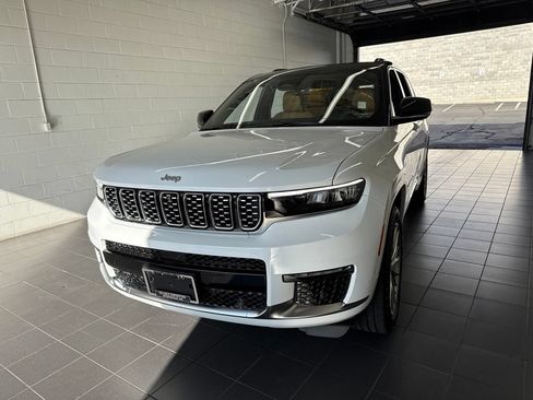 Used 2024 Jeep Grand Cherokee L Summit w/ Luxury Tech Group V AWD/4WD image 3