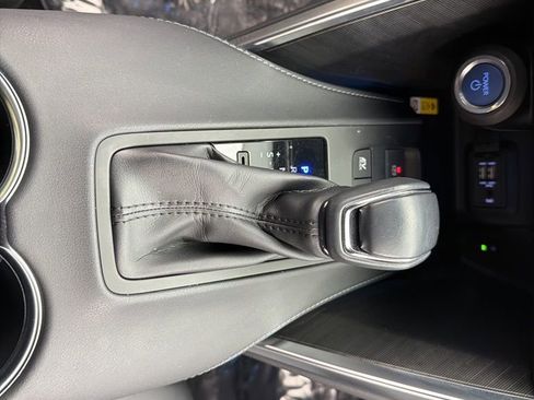 Used 2022 Toyota Venza XLE image 15