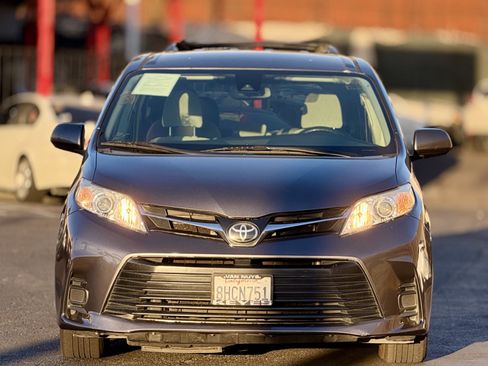 Used 2019 Toyota Sienna LE w/ Carpet Mat Package FWD image 4