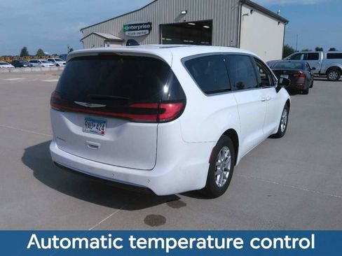 Used 2024 Chrysler Pacifica Touring-L FWD image 10