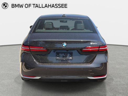 Used 2025 BMW 530i w/ Premium Package RWD image 6