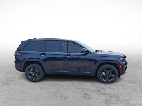 Used 2024 Jeep Grand Cherokee Limited w/ Black Appearance Package AWD/4WD image 6