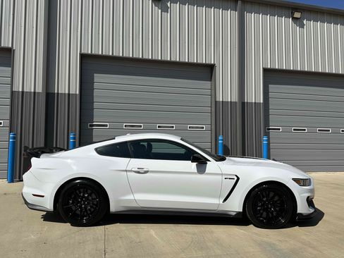 Used 2019 Ford Mustang Shelby GT350 w/ Technology Package RWD image 7