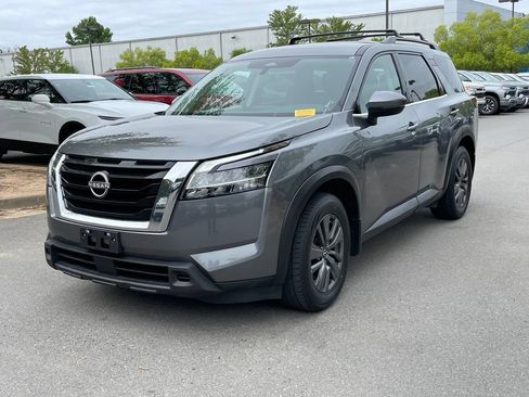 Used 2022 Nissan Pathfinder SV AWD/4WD image 3