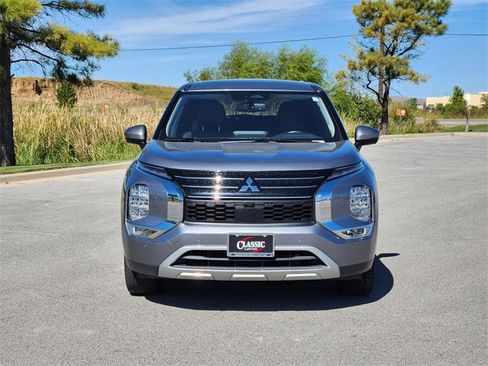 Used 2024 Mitsubishi Outlander SE image 2