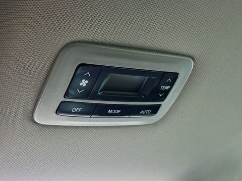 Used 2019 Toyota Sienna SE Premium image 32