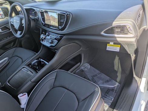 New 2026 Chrysler Pacifica Limited image 30
