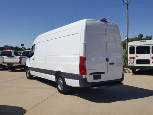 Used 2021 Mercedes-Benz Sprinter 2500 image 9