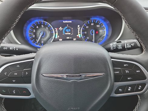 Used 2025 Chrysler Pacifica Select image 19