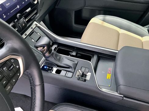 Used 2025 Lexus GX 550 AWD/4WD image 17