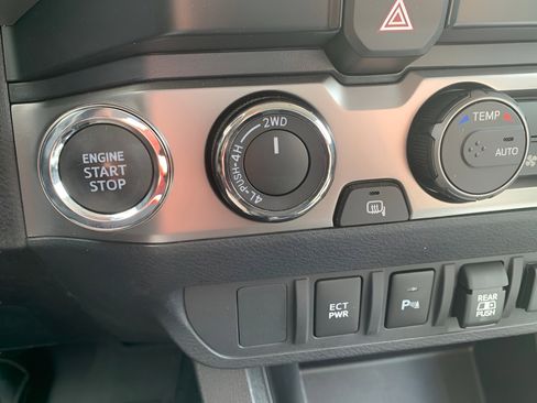 Used 2023 Toyota Tacoma SR5 AWD/4WD image 12