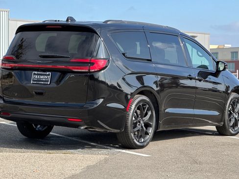 New 2026 Chrysler Pacifica Select image 3