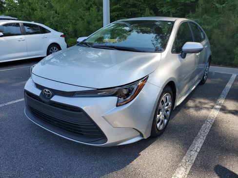 Used 2025 Toyota Corolla LE FWD image 3