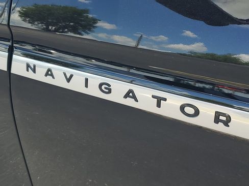 Used 2025 Lincoln Navigator Reserve AWD/4WD image 9