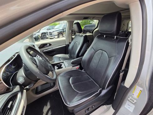 Used 2024 Chrysler Pacifica Limited FWD image 14