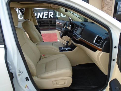 Used 2019 Toyota Highlander FWD V6 image 12
