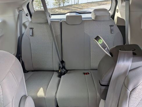 Used 2022 Toyota Sienna LE FWD image 17