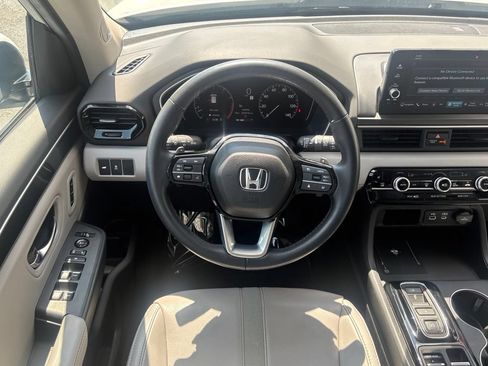 Used 2025 Honda Pilot Touring image 3
