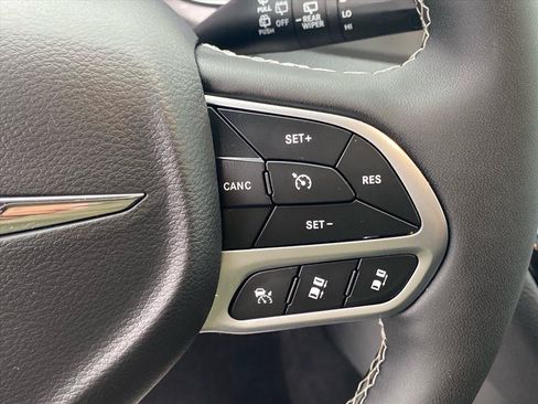 Used 2025 Chrysler Pacifica Select w/ Uconnect Theater Family Group AWD/4WD image 16