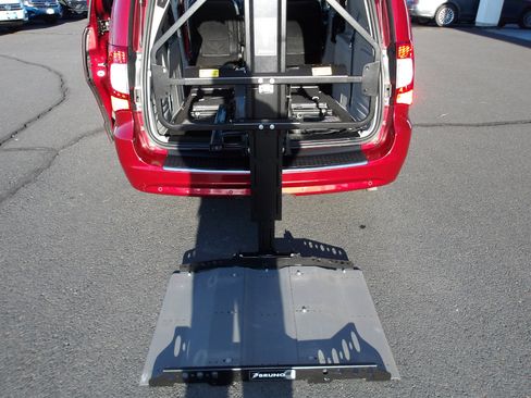 Used 2013 Chrysler Town & Country Touring-L w/ Entertainment Group #2 image 12