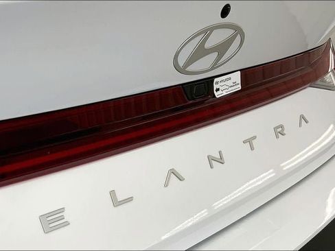 Used 2025 Hyundai Elantra Hybrid FWD image 17