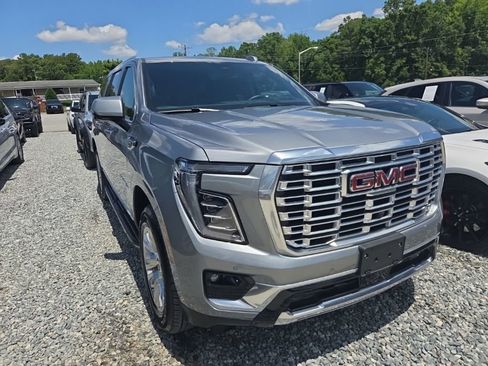 Used 2025 GMC Yukon XL Denali AWD/4WD image 3