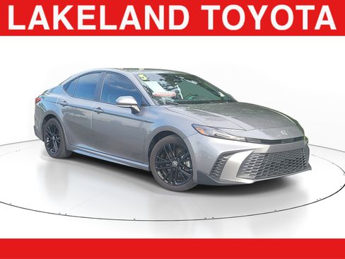 Certified 2025 Toyota Camry SE FWD image 1
