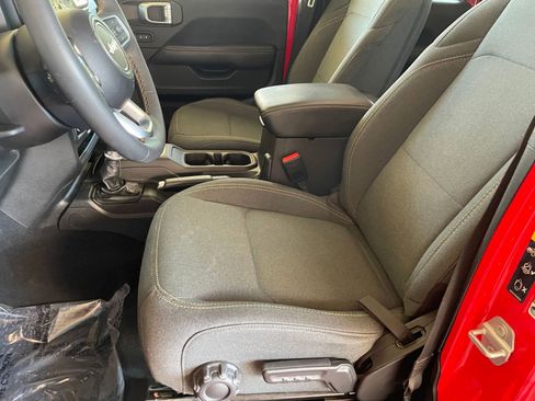 Used 2025 Jeep Wrangler Sahara image 25