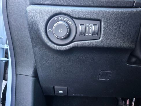 New 2026 Chrysler Pacifica Limited w/ Uconnect Theater Family Group image 16