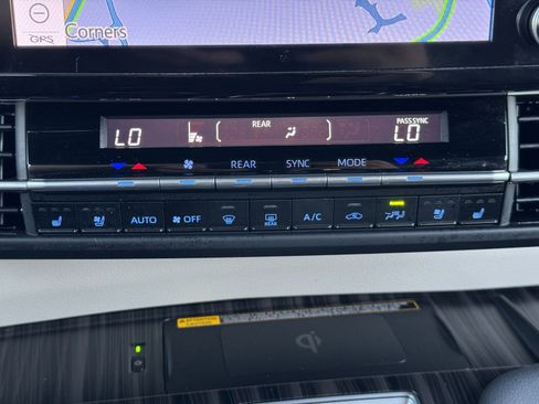 Used 2024 Toyota Sienna Platinum image 31